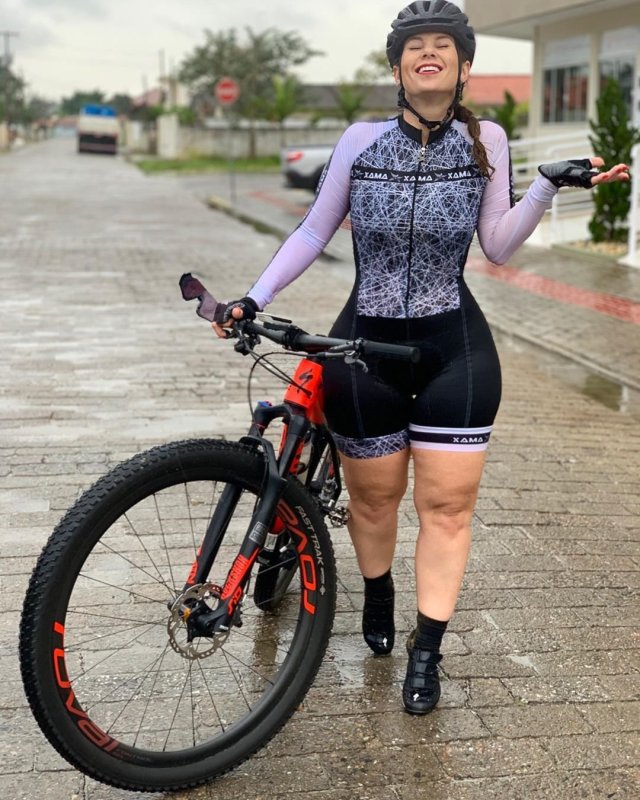 Майара велосипедистка