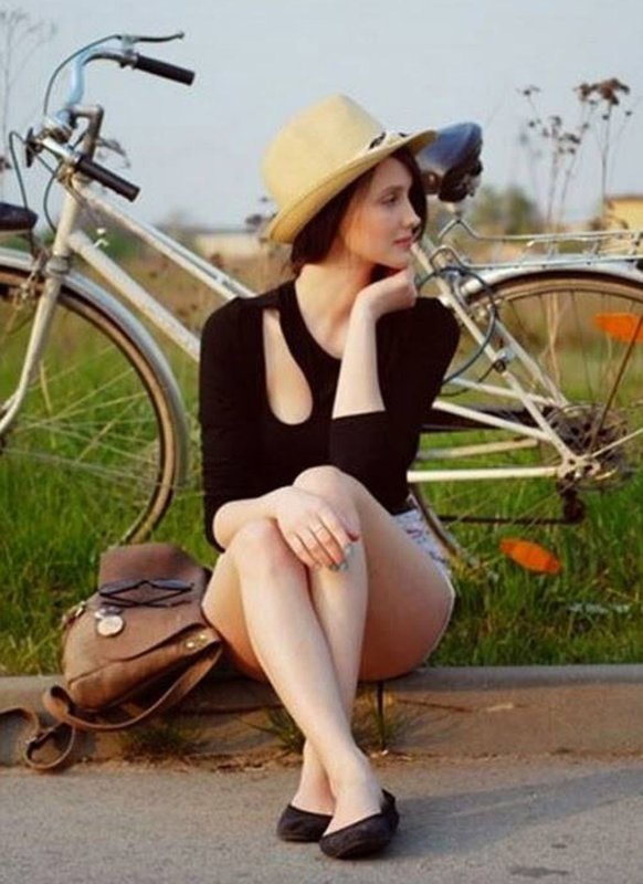 Взрослая женщина на велосипеде