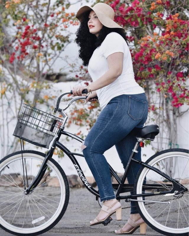 Полная девушка на велосипеде