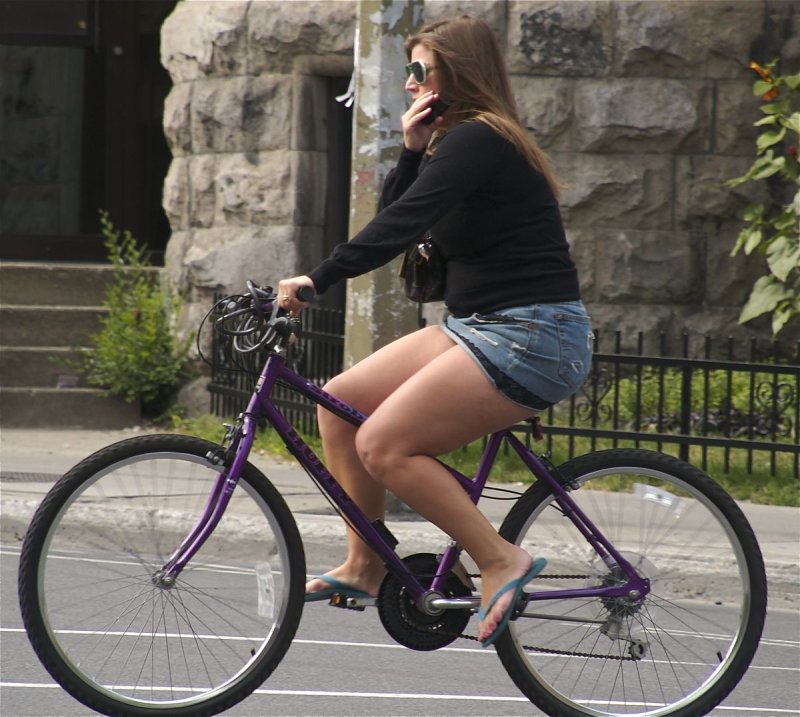 Женщины на велосипеде в юбке