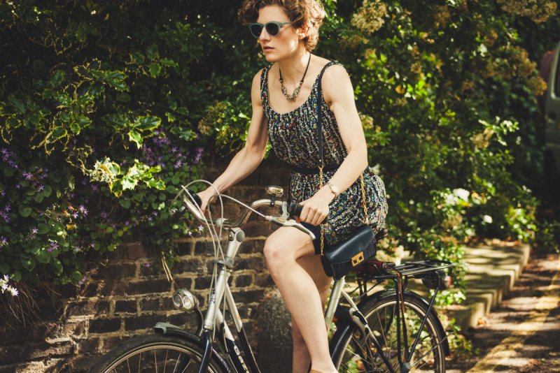 Девушка в платье на велосипеде