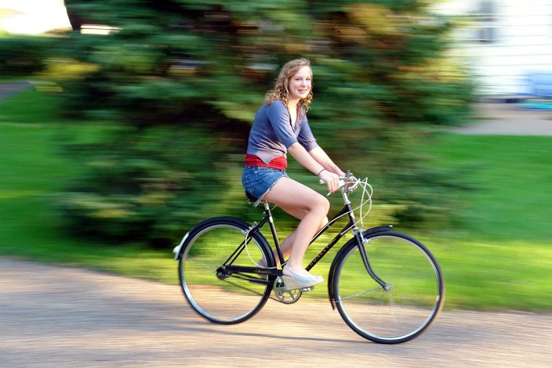 Женщина катается на велосипеде