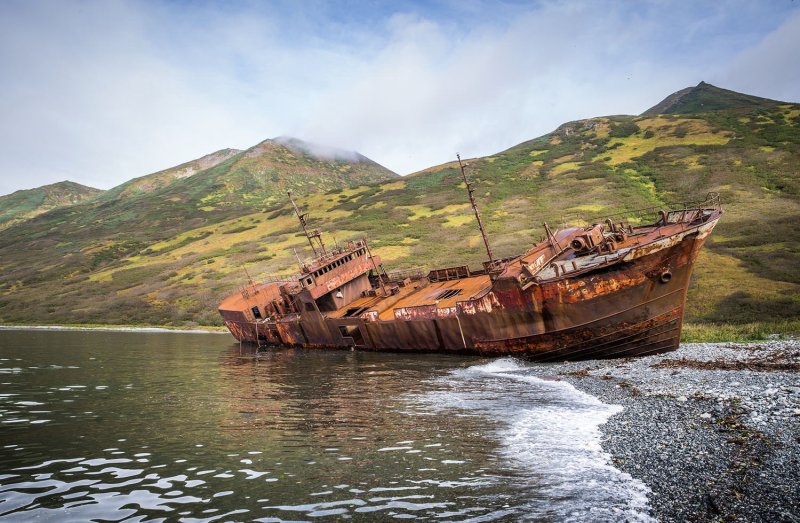 Китобойная шхуна в бухте Моржовая, Камчатка.