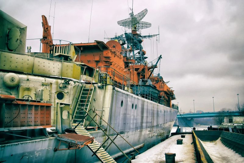 Заброшенный военный корабль в Москве 1135