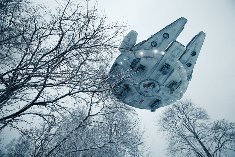 Космический корабль над городом