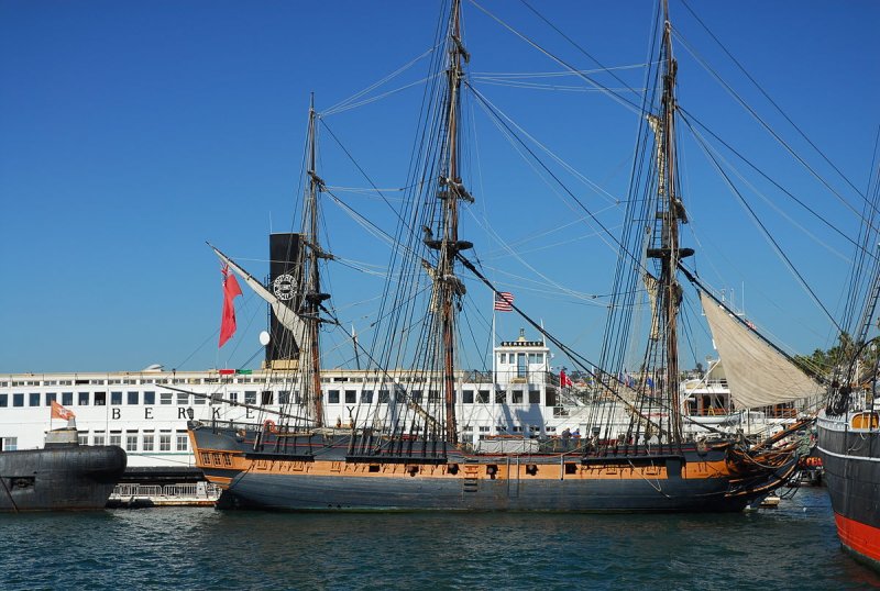 Парусник HMS Surprise