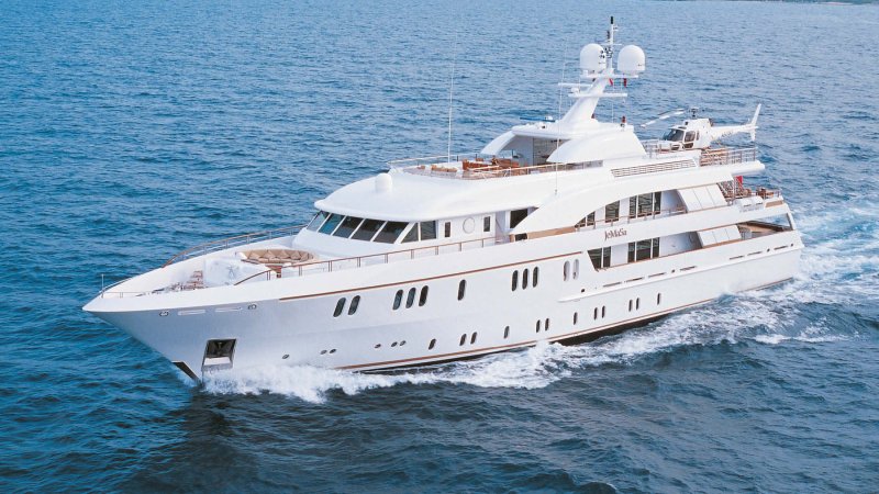 Белоснежная моторная яхта