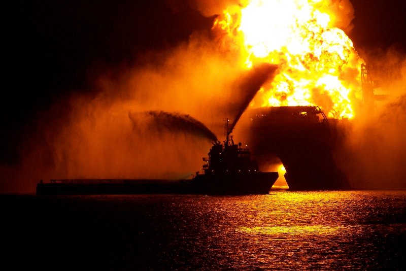 Пожар платформы Deepwater Horizon в 2010