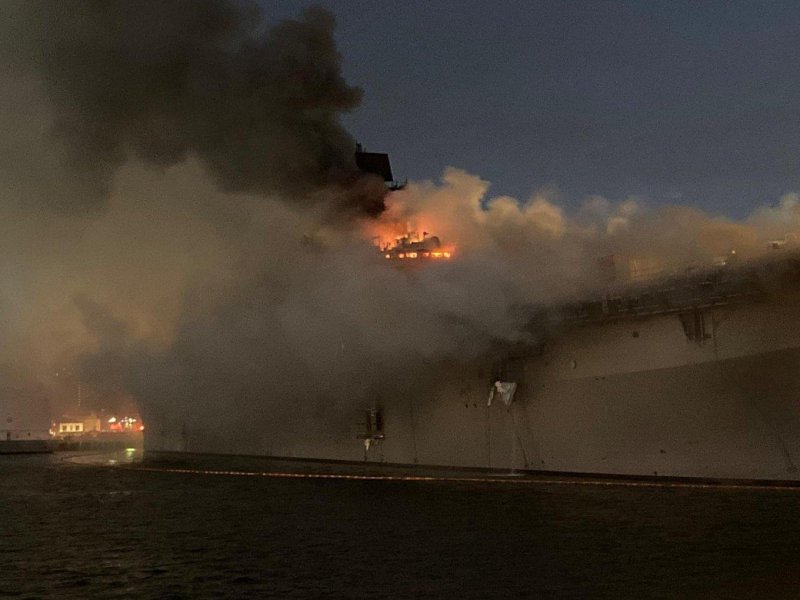 Пожар на американском корабле USS Bonhomme Richard