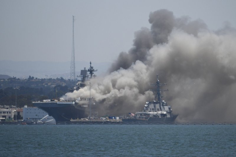 Корабль ВМС США Bonhomme Richard