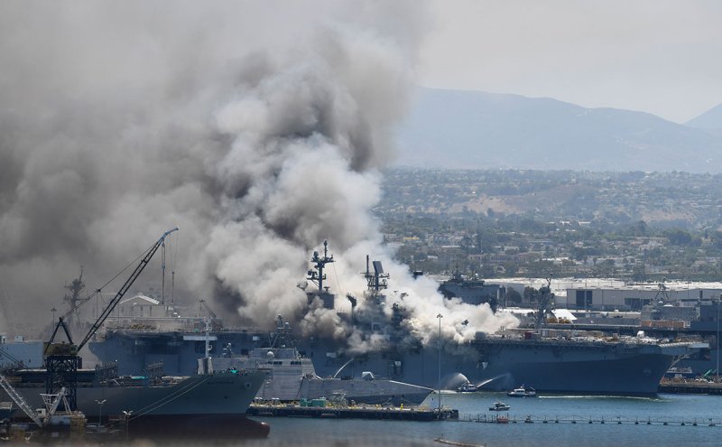 Пожар в ВМС США USS Bonhomme Richard