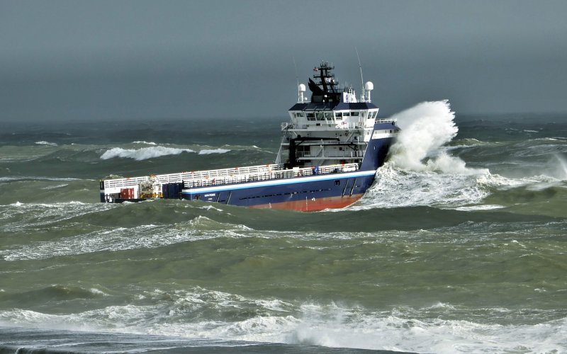 Суда в Штормовом море