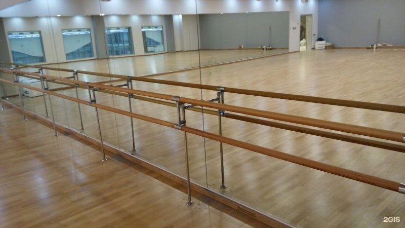 Танцевальный зал со станками