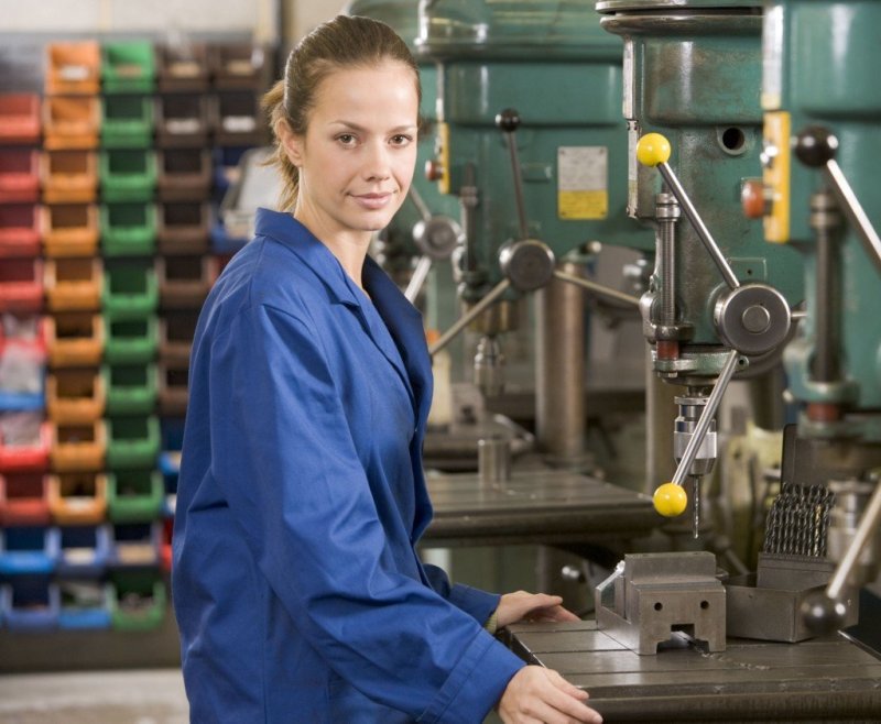 Женщина рабочий на заводе