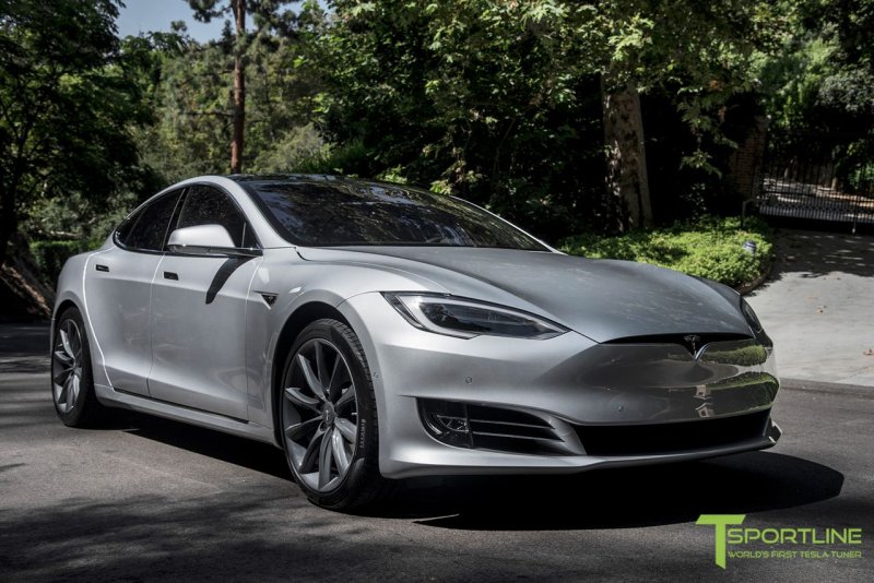 Машина Tesla model s 2021