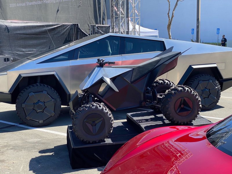 Tesla CYBERQUAD машина