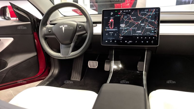 Tesla model 3 Performance салон
