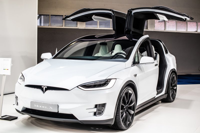 Машина Tesla model x