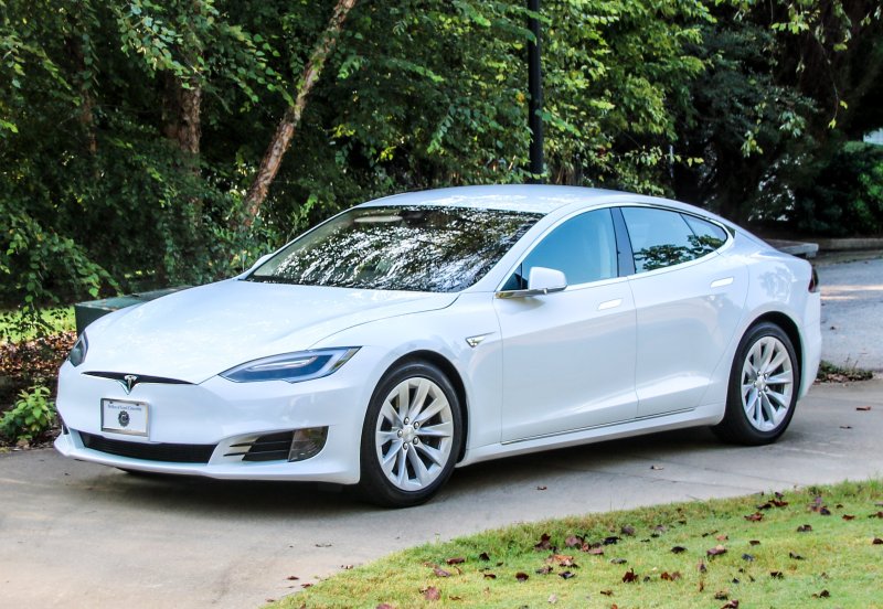 Автомобиль Tesla model s белая