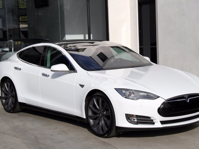 Tesla model s белая