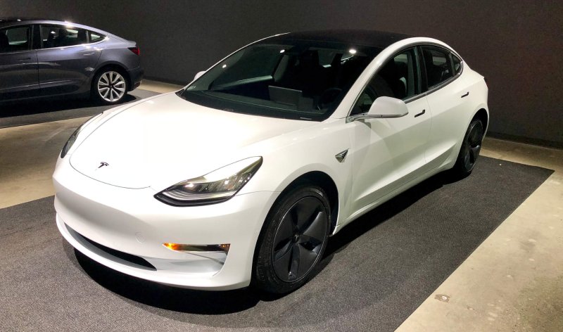 Электромобиль Tesla model 3