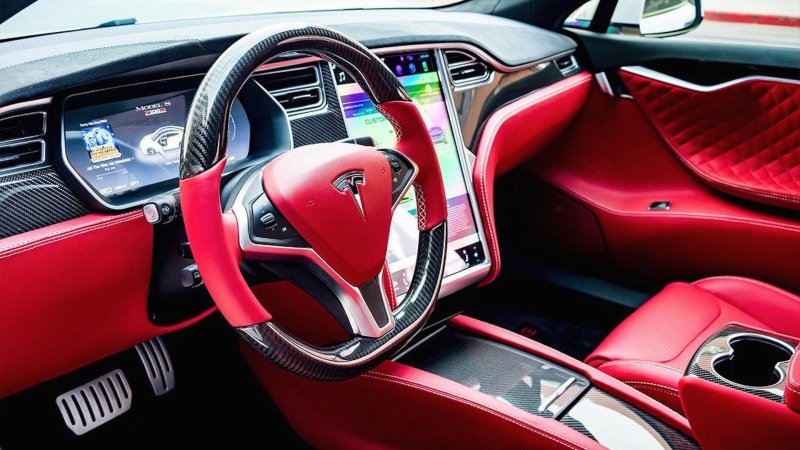 Машина Tesla model s салон