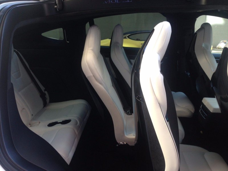 Tesla model x третий ряд сидений