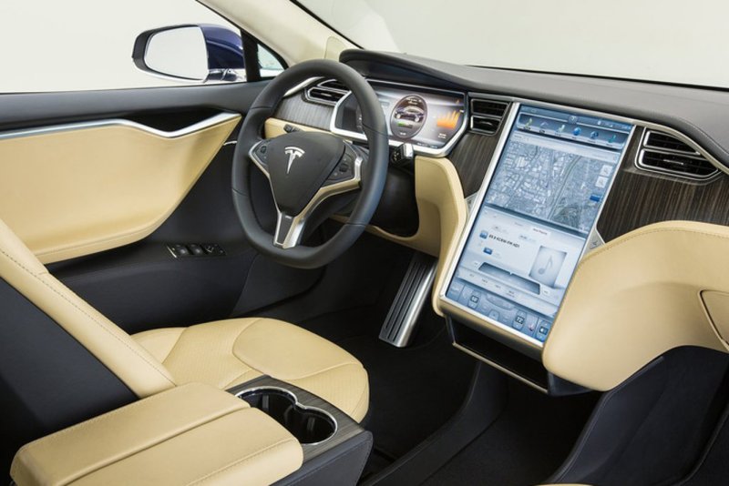 Машина Tesla model s салон