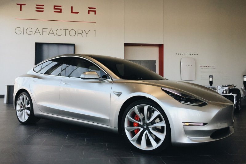 Седан Tesla model 3