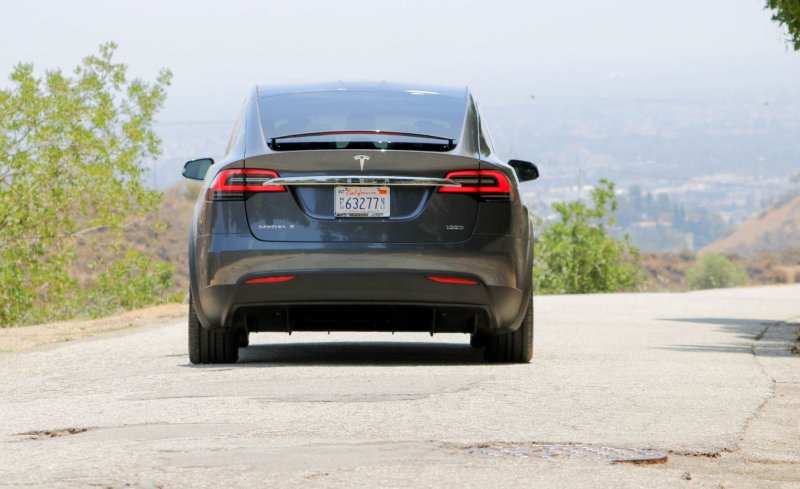 Tesla model 3 сзади