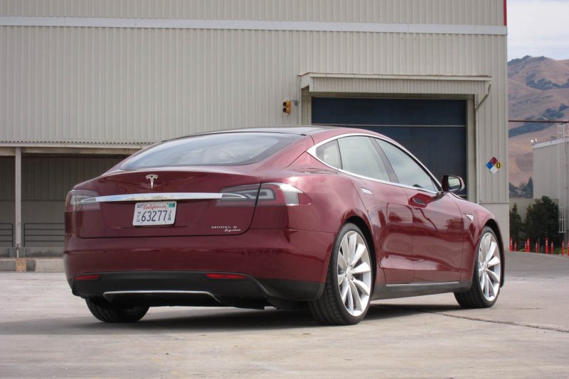 Машина Tesla model s сзади