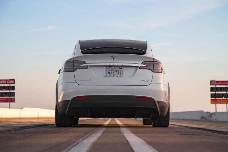 Tesla model x сзади