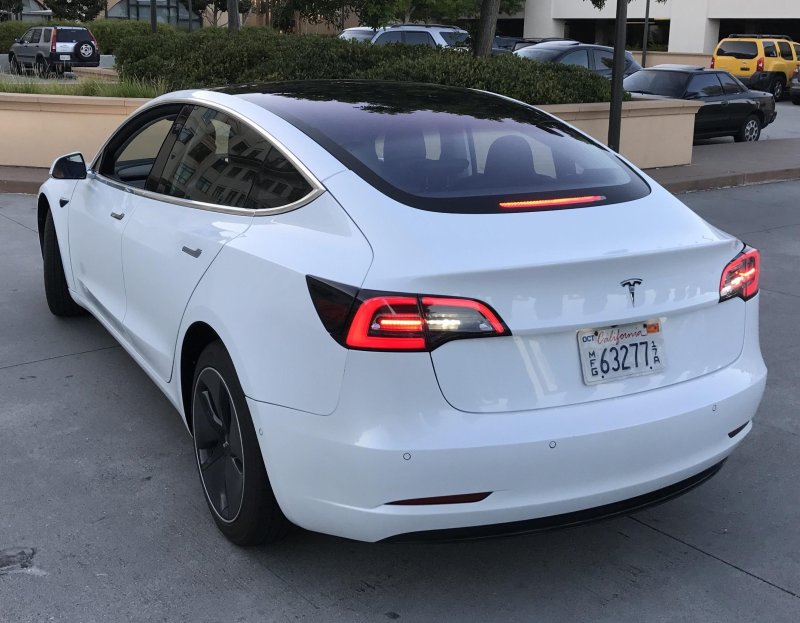 Tesla model 3 зад