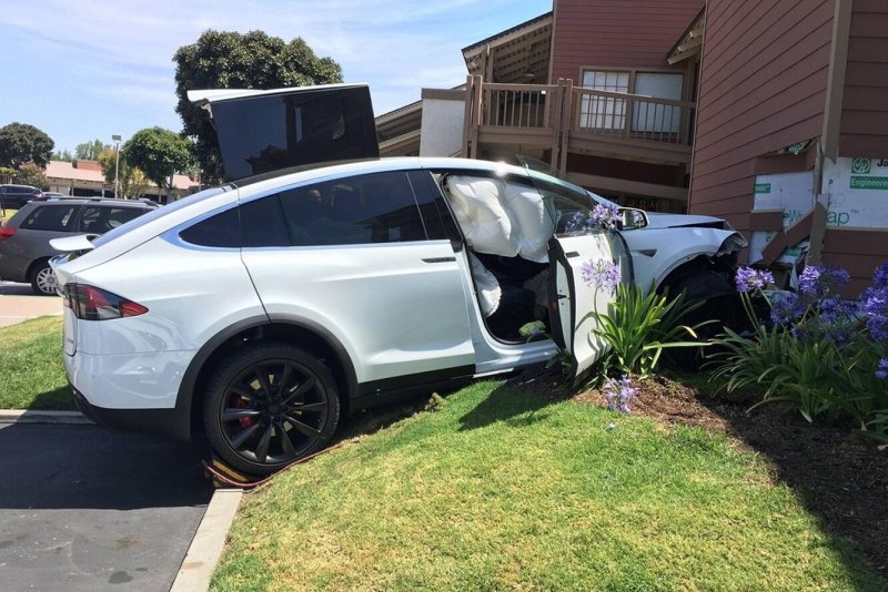Tesla model x crash