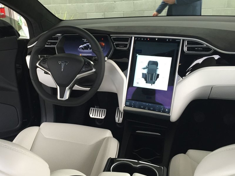 Машина Tesla model x салон