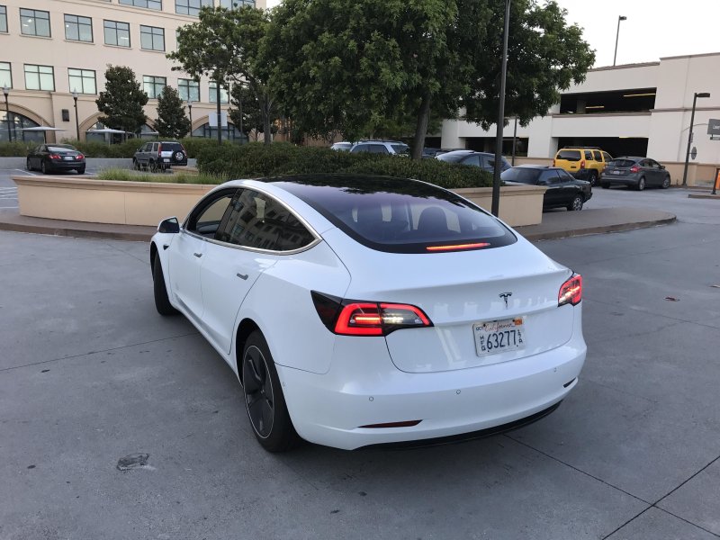 Tesla model 3 зад