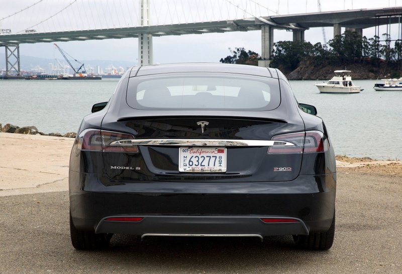 Tesla model 3 вид сзади