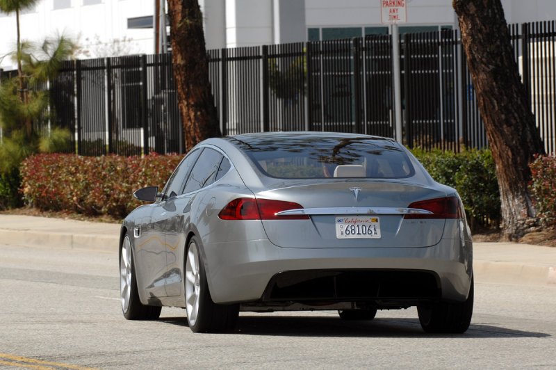 Tesla model s вид сзади