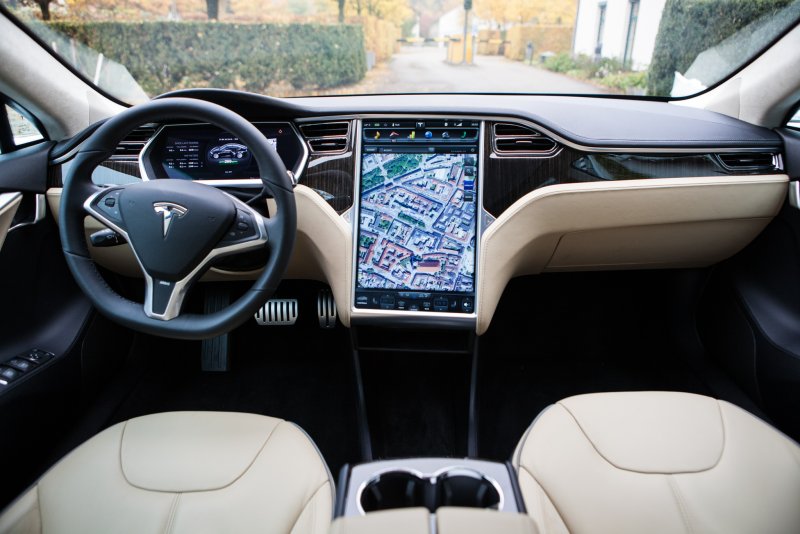 Tesla model s панель