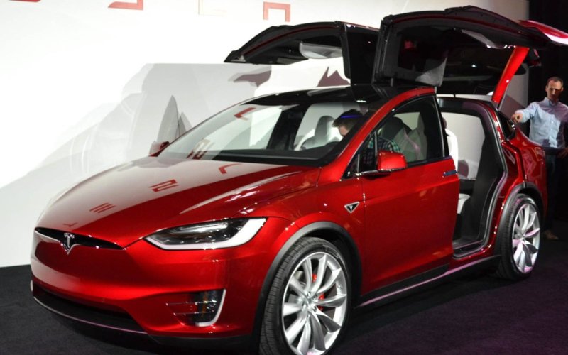 Тесла кроссовер model x красный