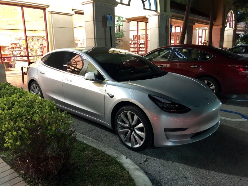 Tesla model 3 серебристый