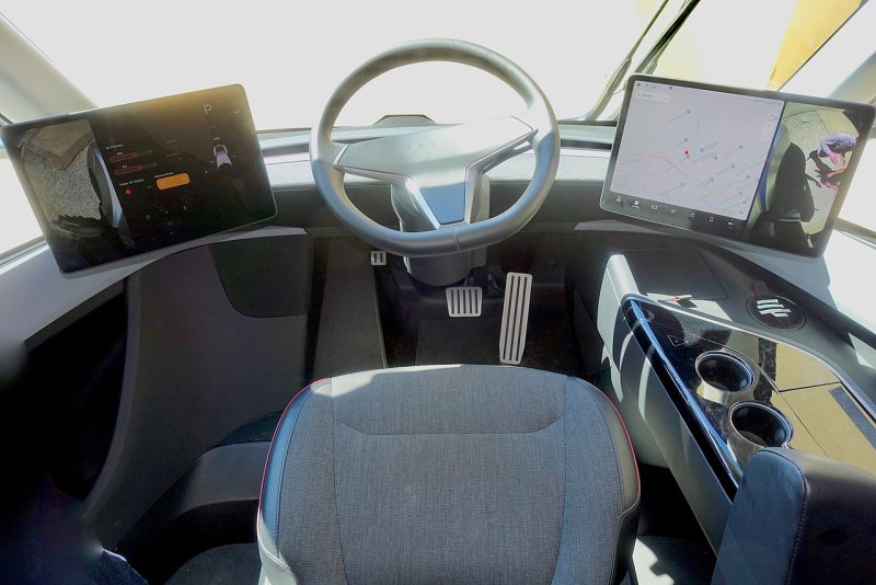 Кабина тягача Tesla Semi
