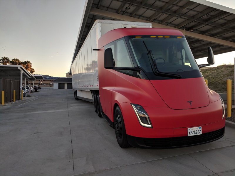 Грузовик Tesla Semi-Truck