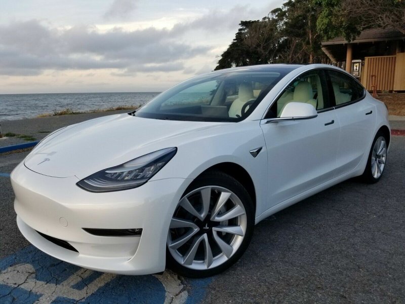 Машина Tesla model 3