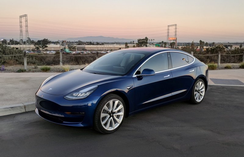 Автомобиль Tesla model 3