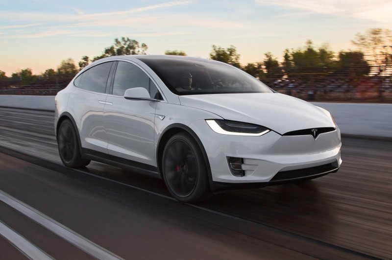 Машина Tesla model x