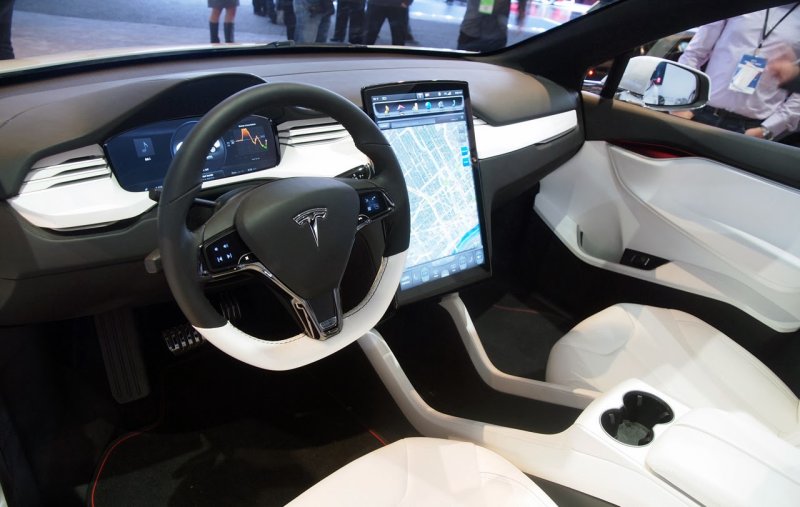 Машина Tesla model x салон