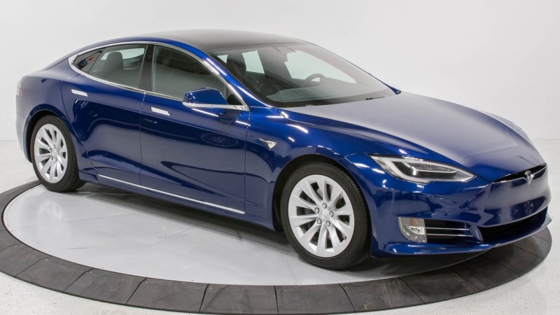 Tesla model s синяя