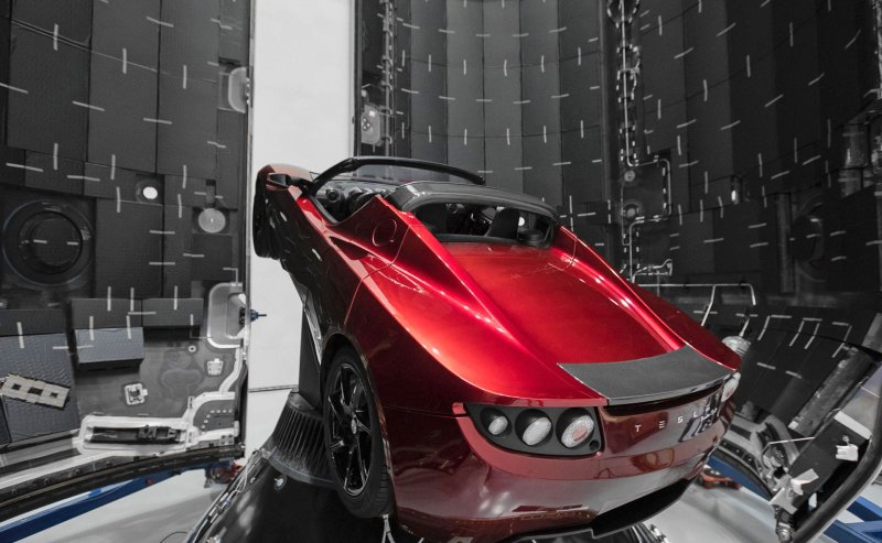 Tesla Roadster Илона маска в космосе