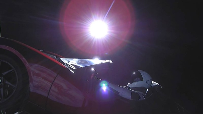 Tesla Roadster 2008 в космосе